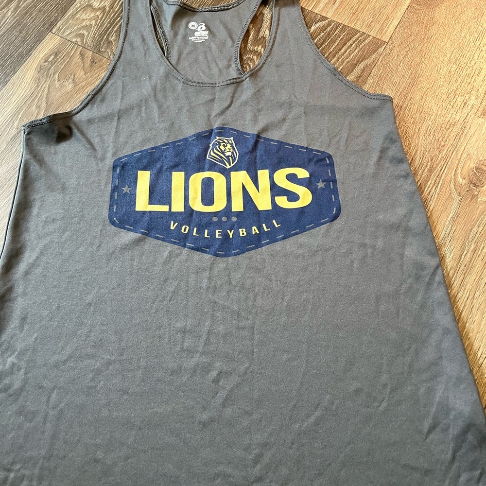Little running volleyball shirt. Wore it like once.